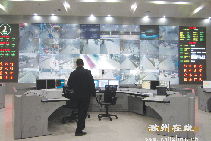 民警在110指挥大厅忙碌。