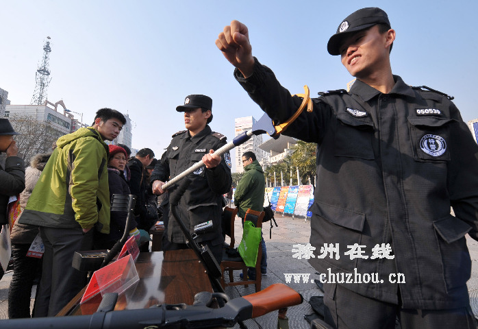 滁州在线-社会民生-滁州：展示装备纪念“110”