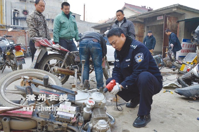 滁州在线-社会民生-滁州来安：交警拆除马路“定时炸弹”
