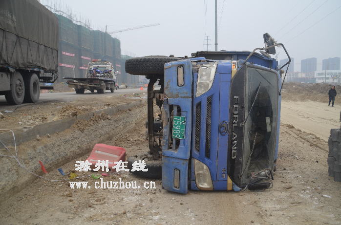 滁州在线-社会民生-滁州明光：大货车将农用车“挤”翻路下