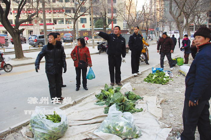 滁州在线-社会民生-滁州：城管治理校园周边占道摊点保障通行