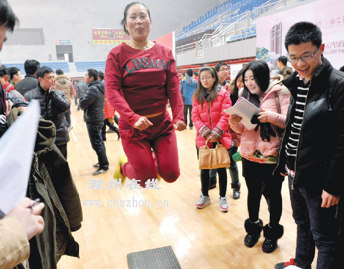 选手正在参加纵跳比赛