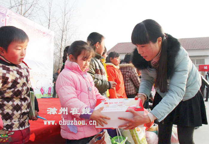  城里的小伙伴给留守儿童送来礼物