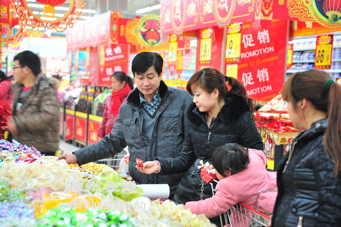 定远市民在超市内选购商品