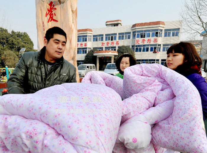 “地摊哥”捐万元“爱心棉被”