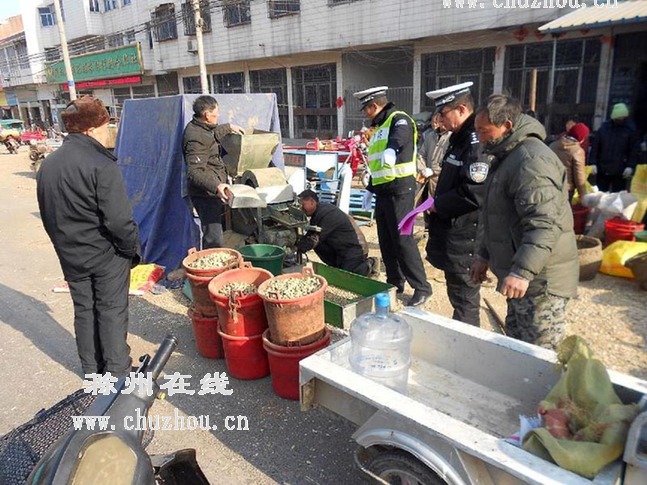 滁州在线-滁州要闻-清理公路占道经营