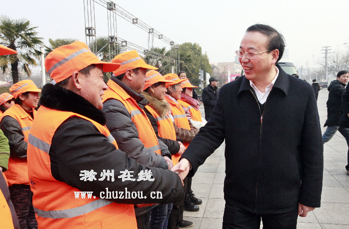 滁州在线-滁州要闻-张祥安检查春节市场慰问一线职工