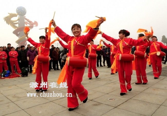 滁州在线-社会民生-滁州凤阳：民俗表演庆新春