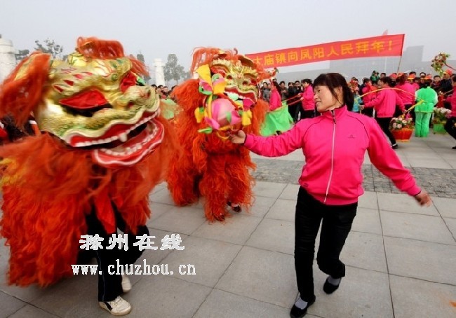 滁州在线-社会民生-滁州凤阳：民俗表演庆新春