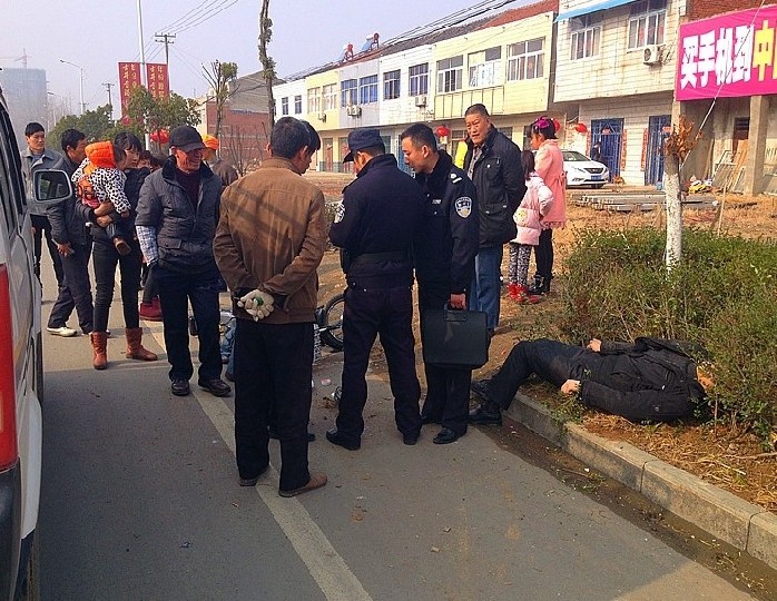 滁州在线-社会民生-滁州：男子酒后骑电动车冲上路牙