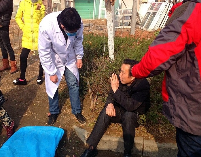 滁州在线-社会民生-滁州：男子酒后骑电动车冲上路牙