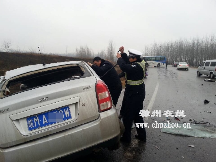 滁州在线-社会民生-滁州定远：两车相撞 交警急救