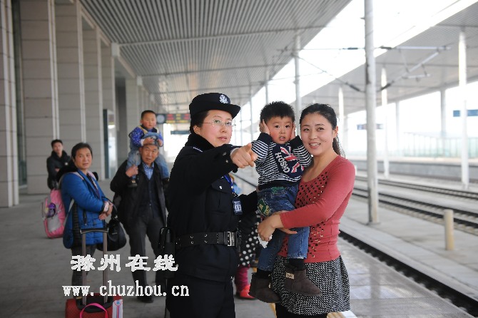 滁州在线-滁州要闻-民警坚守岗位