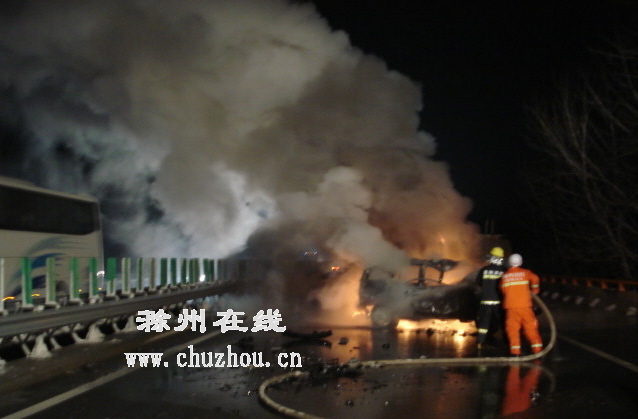 滁州在线-社会民生-滁州：越野车碰撞护栏燃起熊熊大火