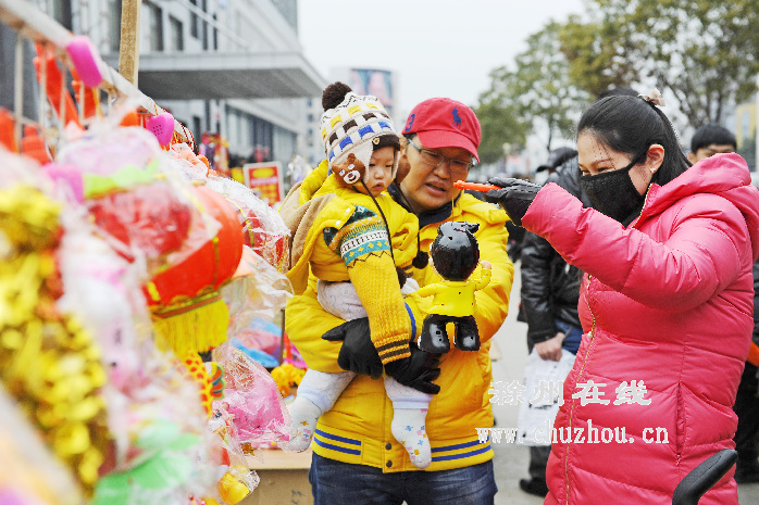 滁州在线-社会民生-滁州：提彩灯 闹元宵