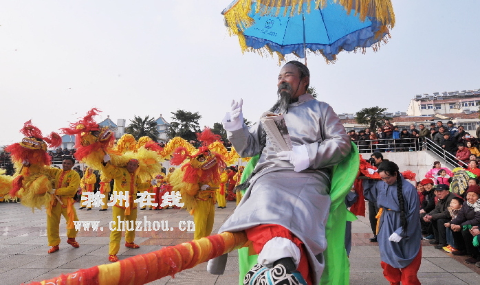 滁州在线-社会民生-全椒县民间花灯队在活动中表演秀才观灯