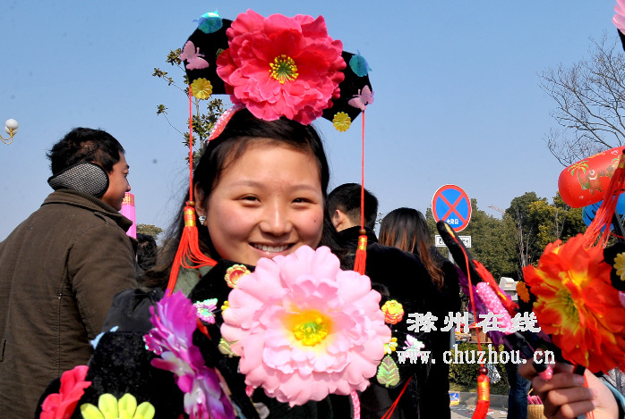 滁州在线-社会民生-全椒县民间花灯队在活动中表演秀才观灯