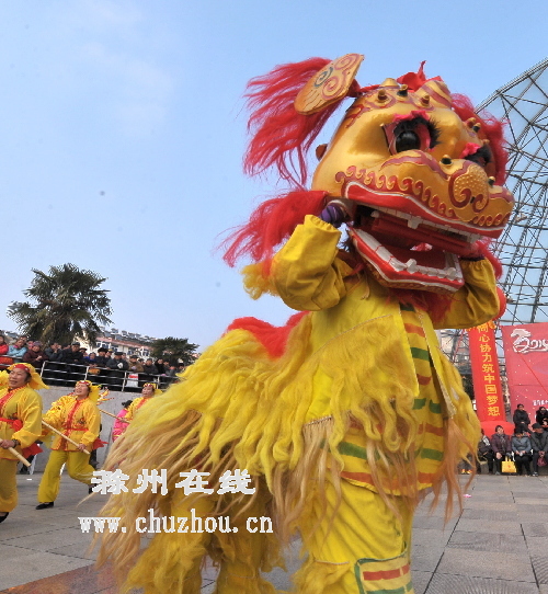 滁州在线-社会民生-全椒县民间花灯队在活动中表演秀才观灯