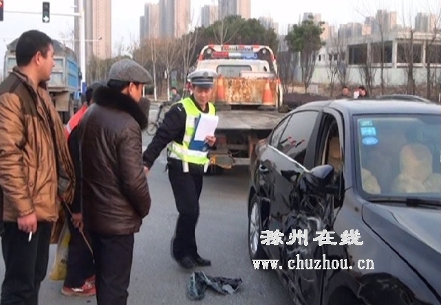 滁州在线-社会民生-滁州：十字路口，轿车与货车“角力”