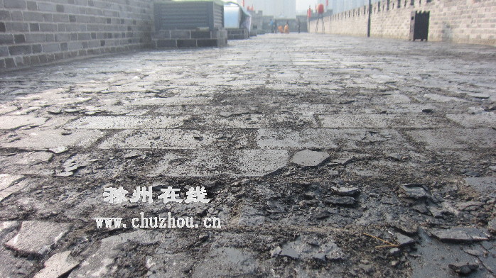 滁州在线-社会民生-滁州：南湖城墙路面青砖被冻“破相”