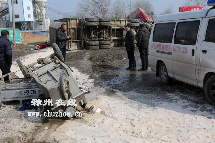 滁州在线-社会民生-货车避让三轮车 两车翻倒