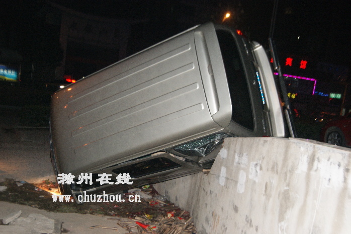 滁州在线-社会民生-滁州：面包车翻下高台，司机惊魂