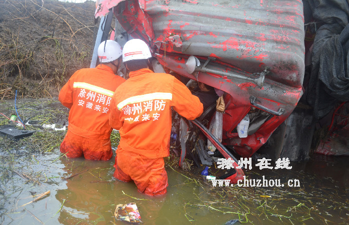 滁州在线-社会民生-滁州：两货车相撞，驾驶员被困4小时