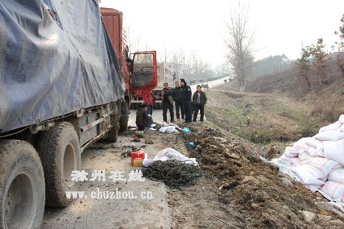 滁州在线-社会民生-滁州凤阳：货车侧翻 路政查处