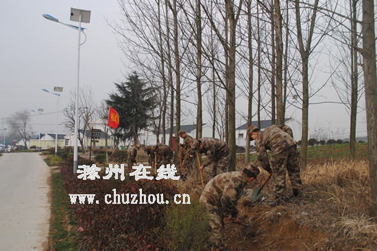 滁州在线-社会民生-滁州明光：驻地官兵学雷锋做好事