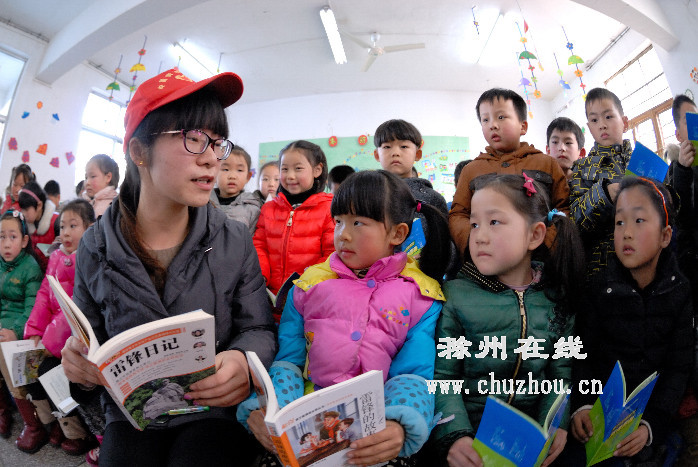 滁州在线-社会民生-志愿者向小朋友讲述雷锋的故事