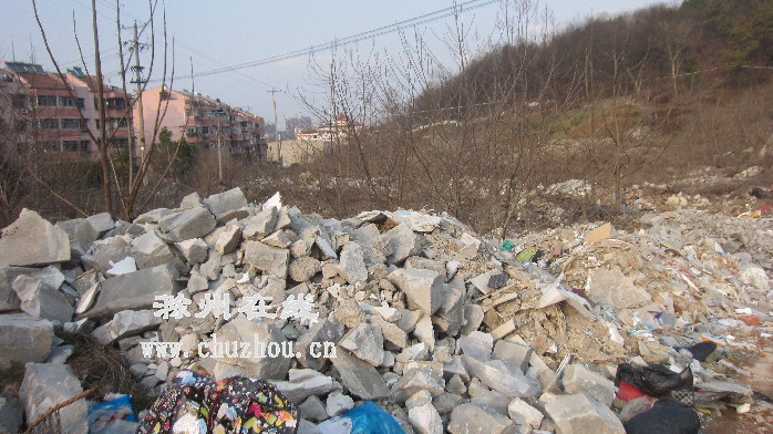 滁州在线-社会民生-滁州：琅琊山旁有块拆迁空地成了“垃圾场” 