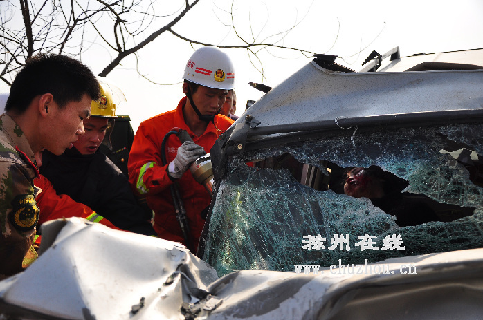 滁州在线-社会民生-滁州：新婚夫妻遭遇车祸，双双被困