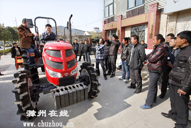 滁州在线-滁州要闻-农机干部下乡学农机技术