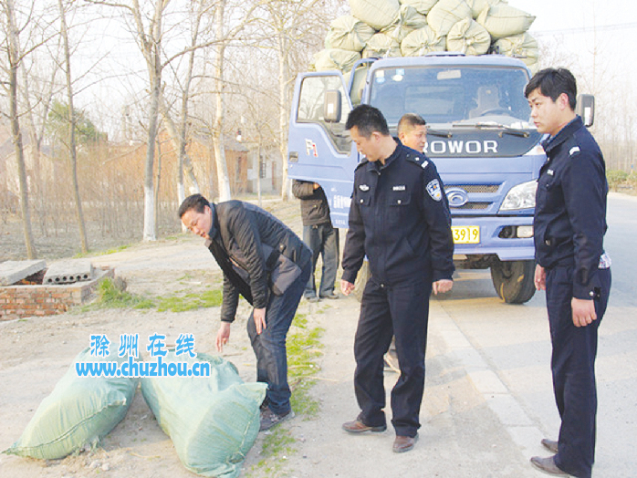 滁州在线-社会民生-路人争相哄抢车上掉下的货物