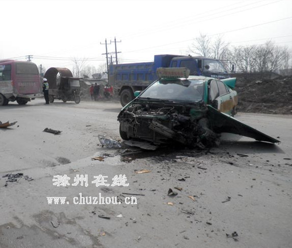 滁州在线-社会民生-出租车连撞两车，天然气“哧哧”漏气