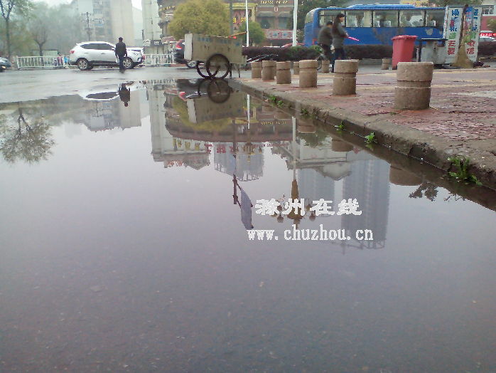 滁州在线-社会民生-滁州：雨水井被堵 路面有积水