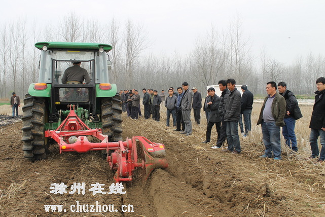 滁州在线-滁州要闻-农机现场演示 农户大开眼界