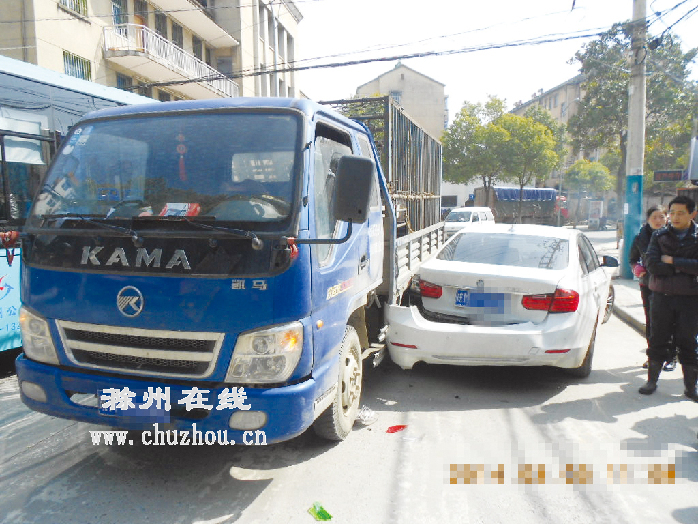 滁州在线-社会民生-小货车撞坏“宝马”