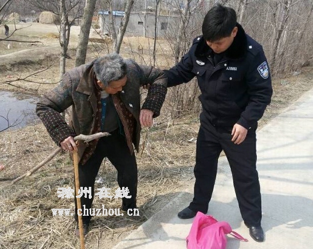 滁州在线-社会民生-80多岁老人摔倒路边