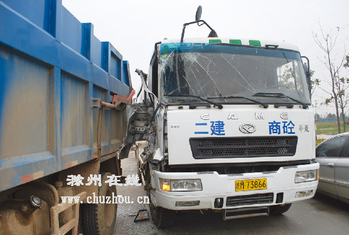 滁州在线-社会民生-跟车太近追尾，槽罐车“破相” 