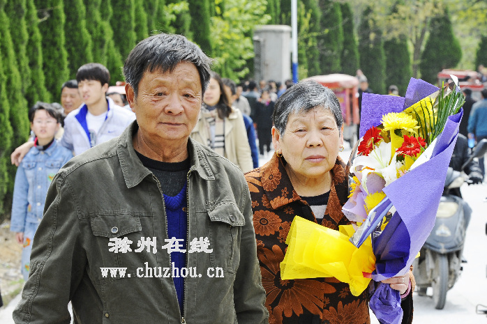 滁州在线-社会民生-滁州：鲜花一束祭清明