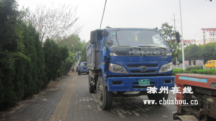 滁州在线-社会民生-滁州:卡车霸占人行道 路人盼管理 滁州在线-社会民生-滁州:卡车霸占人行道 路人盼管理