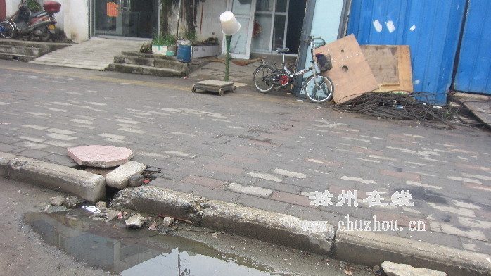 滁州在线-社会民生-不通下水道 生活废水直排路面