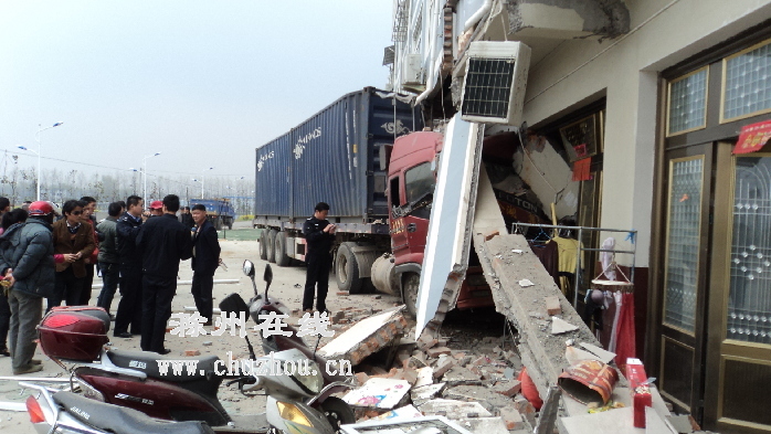 滁州在线-社会民生-大货车撞坏了6户民居