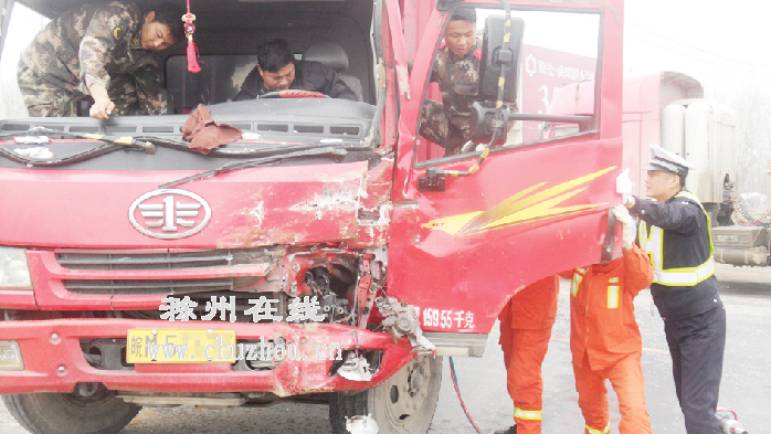 滁州在线-社会民生-滁州定远：两货车相撞 一司机受困