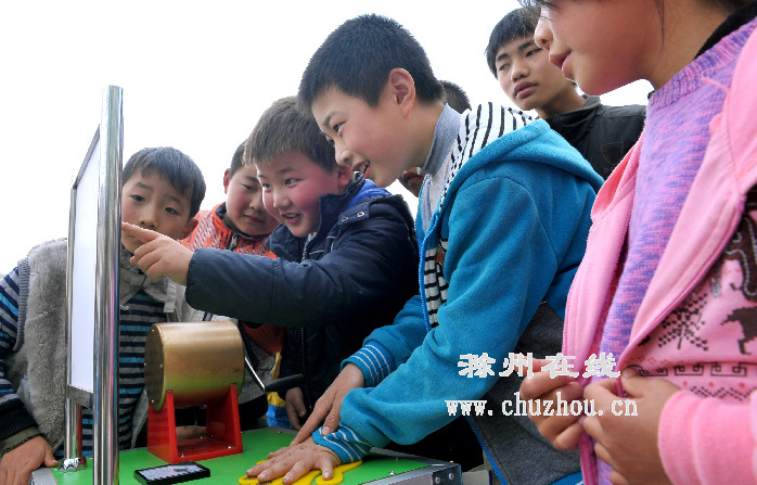 滁州在线-社会民生-滁州：“爱心大篷车”开进深山小学