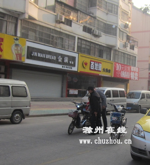 滁州在线-社会民生-滁州：骑车老人被碰摔倒