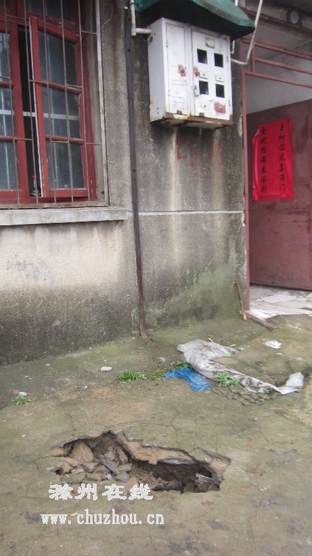 滁州在线-社会民生-滁城梨园巷路面突然塌了个黑洞