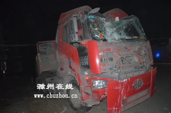 滁州在线-社会民生-滁州明光：货车夜撞电线杆