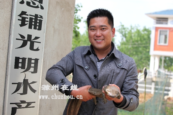 滁州在线-社会民生-滁州凤阳：养殖户发现一条巨型娃娃鱼